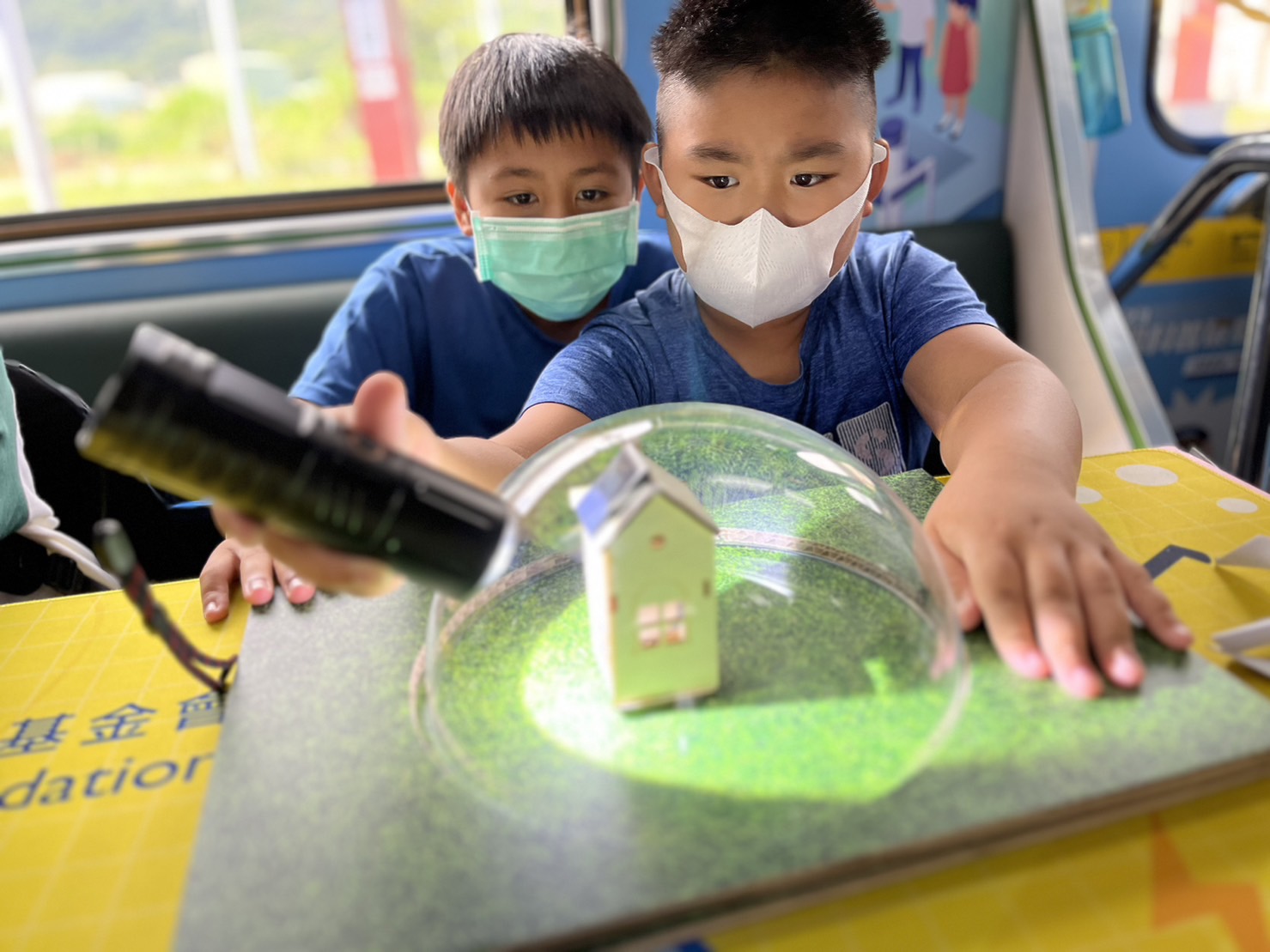 5001拉斯维加斯參與基礎科學主題車廂，以STEAM教學精神，設計「逐日科學家」、「太陽能工程師」以及「淨零建築師」三大能源科普課程和實驗